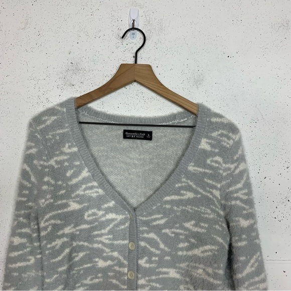 A&F Abercrombie & Fitch Fuzzy Soft Zebra Print Cardigan Sweater Size Small - Picture 2 of 9